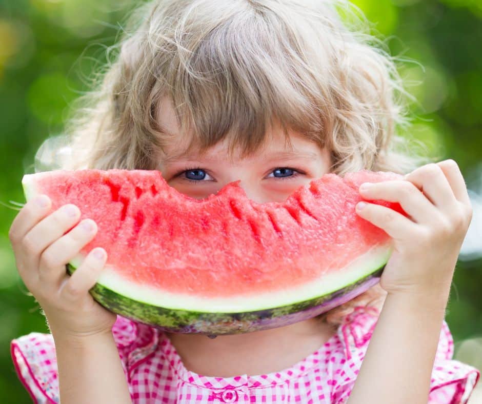 enfant avec une pasteque, nourriture saine, conseils nutrition et dietetique