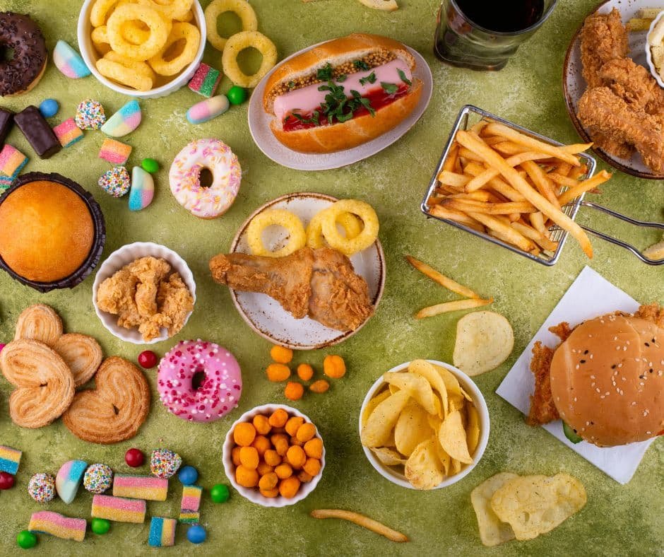 enfants et malbouffe, nourriture transformées, sucreries, mauvaises habitudes